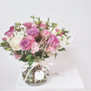 table-flower-arrangement-lilac-purple-rose