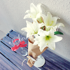 hand-tied-bouquet-longiflorum-lily-vase