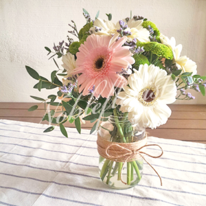 table-flower-arrangement-gerbera-green-pom