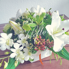 table-flower-arrangement-centerpiece-lily-orchid-white